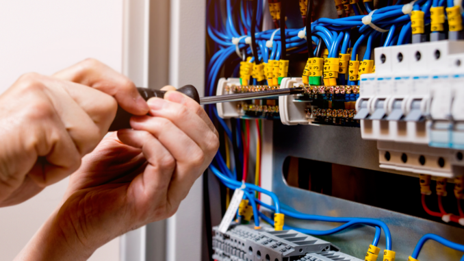 Elektrikáři na EAV dostávají startovní studijní balíček